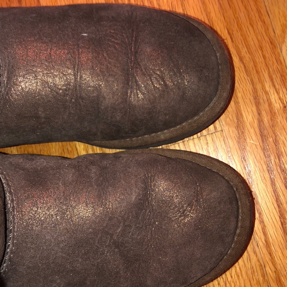 UGGS - Picture 3 of 4